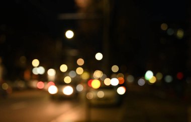 Akşam şehir ışıkları arka planı bulanıklaştırıyor