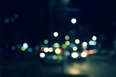 Akşam şehir ışıkları arka planı bulanıklaştırıyor