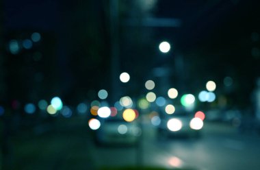 Akşam şehir ışıkları arka planı bulanıklaştırıyor