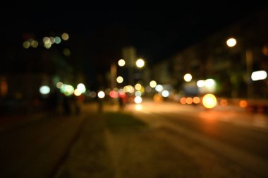 Akşam şehir ışıkları arka planı bulanıklaştırıyor