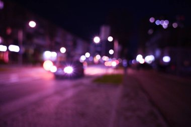 Akşam şehir ışıkları arka planı bulanıklaştırıyor