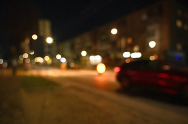 Akşam şehir ışıkları arka planı bulanıklaştırıyor