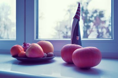 Noel Baba oyuncağı, balkabağı ve meyvelerle dolu bir hayat