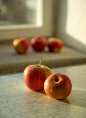 Taze olgun elmalar pencere eşiğinde