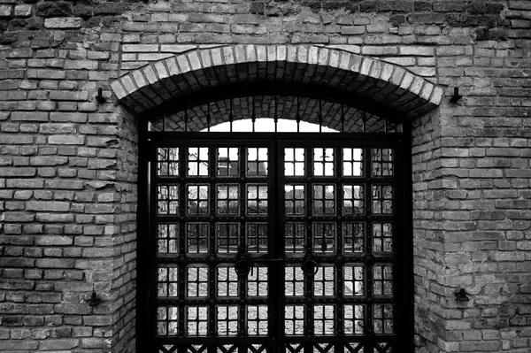 建物の壁の古いゲート — ストック写真