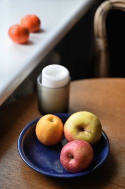 Pencere kenarında taze elma ve mum 