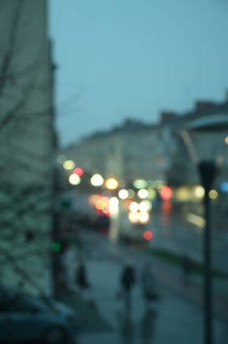 Akşam şehir ışıkları arka planı bulanıklaştırıyor