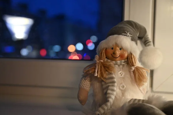Noel Baba Şapkalı Oyuncak Kız Pencere Eşiğinde — Stok fotoğraf