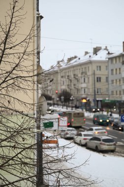 Kış zamanı arabalı bir cadde