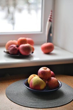  Meyveler, balkabakları ve Noel Baba figürü pencere eşiğinde 