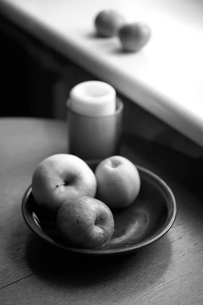 Dojrzałe Świeże Jabłka Świeca Przez Okno Zbliżenie — Zdjęcie stockowe