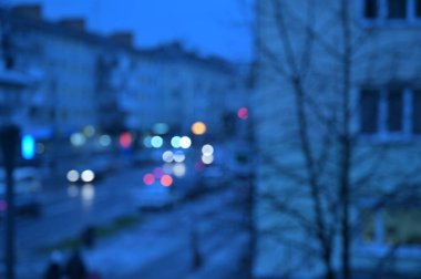 Akşam şehir ışıkları arka planı bulanıklaştırıyor