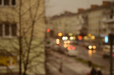 Akşam şehir ışıkları arka planı bulanıklaştırıyor