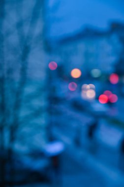 Akşam şehir ışıkları arka planı bulanıklaştırıyor