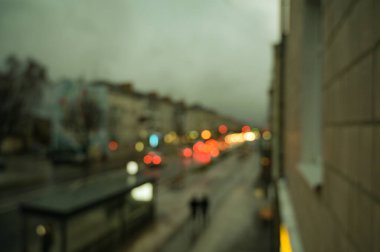 Akşam şehir ışıkları arka planı bulanıklaştırıyor