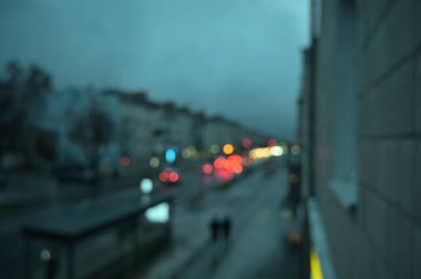 Akşam şehir ışıkları arka planı bulanıklaştırıyor