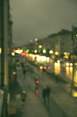 Akşam şehir ışıkları arka planı bulanıklaştırıyor