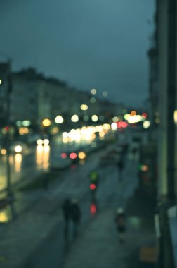 Akşam şehir ışıkları arka planı bulanıklaştırıyor