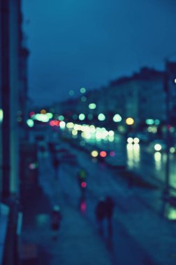 Akşam şehir ışıkları arka planı bulanıklaştırıyor