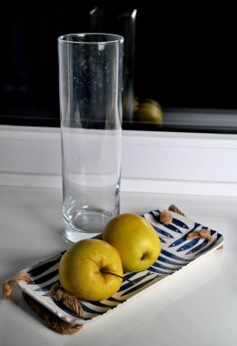 Olgun taze elmalar pencere kenarında, kapayın.