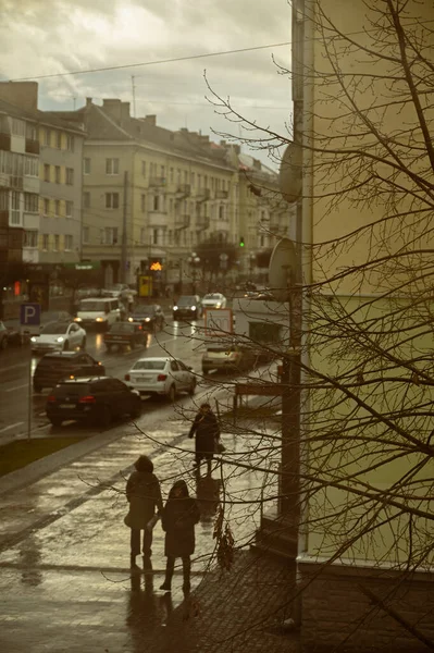 İnsanlar eski bir şehirde sokakta yürüyorlar. 