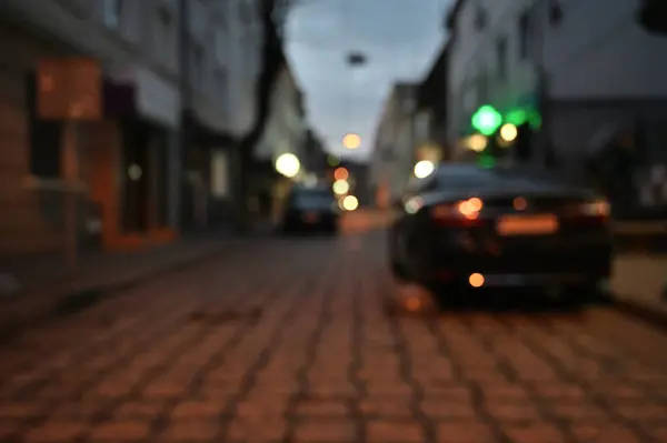 Şehirdeki araba bulanık.