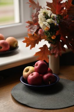 Elmalı ve yapraklı sonbahar masası.