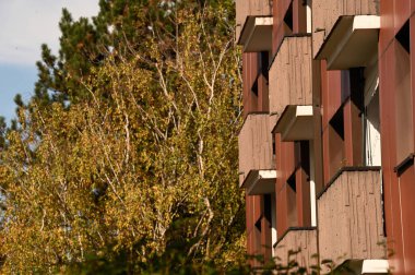 Mavi gökyüzünün arka planındaki modern bina