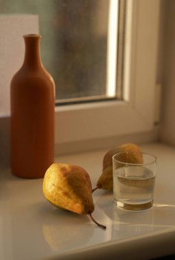 Mutfakta bir bardak su ve elma.