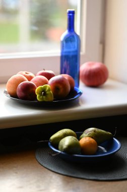 Elmalar, elmalar ve armutlar masada.