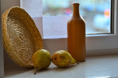 Taze olgun elmalarla dolu cam kavanoz, yakın plan.