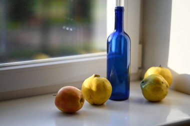 Bir şişe şarap ve bir bardak limonla hayat dolu.