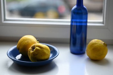 Masada limon olan bir bardak taze sarı limon