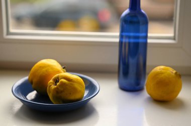 Masadaki bardakta limon ve limon