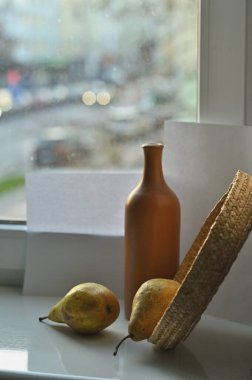 Bir bardak süt ve bir şişe suyla sarı armutun yakın plan çekimi.