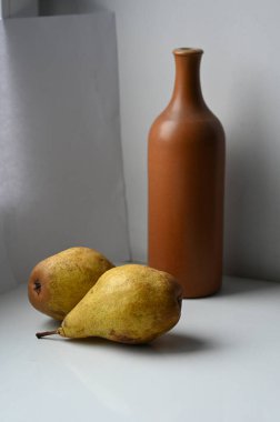 Beyaz arka planda armut ve çanta.