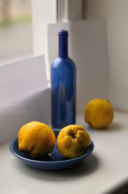 Masada limon ve mandalina var.