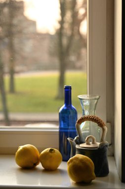 limon ve elma pencere pervazında.