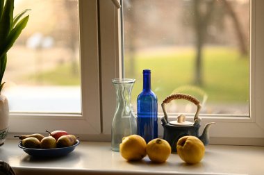 Mutfaktaki masada taze meyve var..