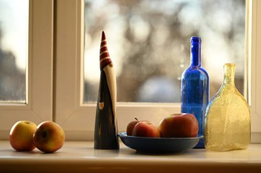 Odadaki elmalı cam şişeler..