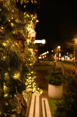 Çelenkli Noel ağacı