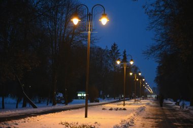 Akşamları sokak lambaları