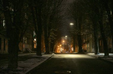 Eski kasabadaki gece sokağı