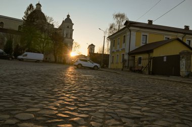 Gün batımında eski şehir caddesi