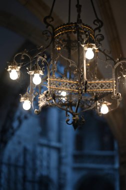 Tavanda asılı avize