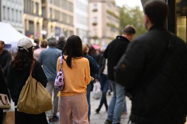 Madrid, İspanya 'da insanlar sokakta yürüyor.