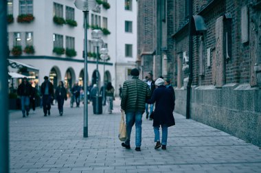 Sokakta yürüyen insanlar
