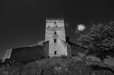 Şehirde terk edilmiş eski bir ev.