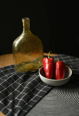 Siyah beyaz masa örtüsü ve kırmızı şarap.