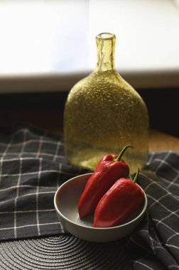 Mutfaktaki masada bir bardak kırmızı biber.